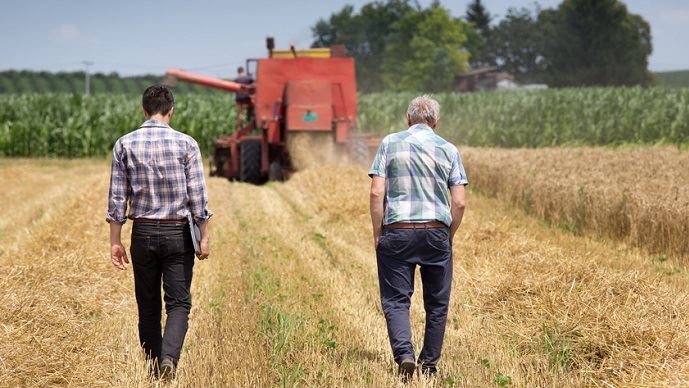 fiches_agriculteurs_dos_-_Budimir_Jevtic_Fotolia