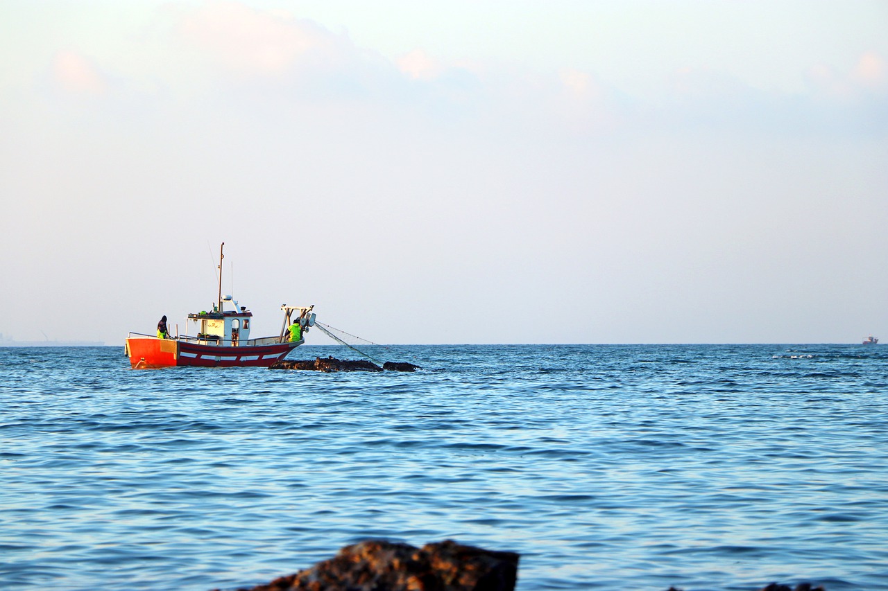 fishing-boat-5746823_1280