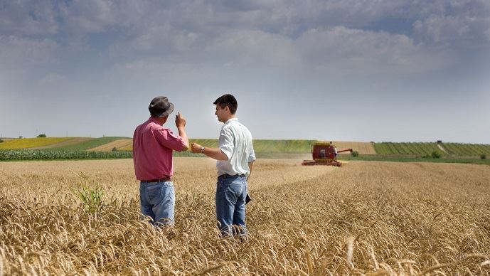 La transmission d'une ferme, et notamment sa valeur de reprise : une histoire de compromis. (©Fotolia, Budimir Jetvic)