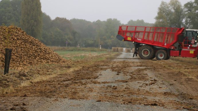 En automne, les chantiers agricoles et les conditions météorologiques humides salissent les routes. (©TNC) 