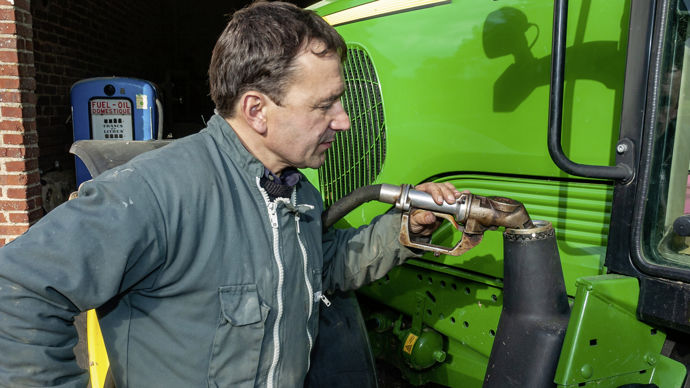 Agriculteur-effectuant-le-plein-de-gas-oil