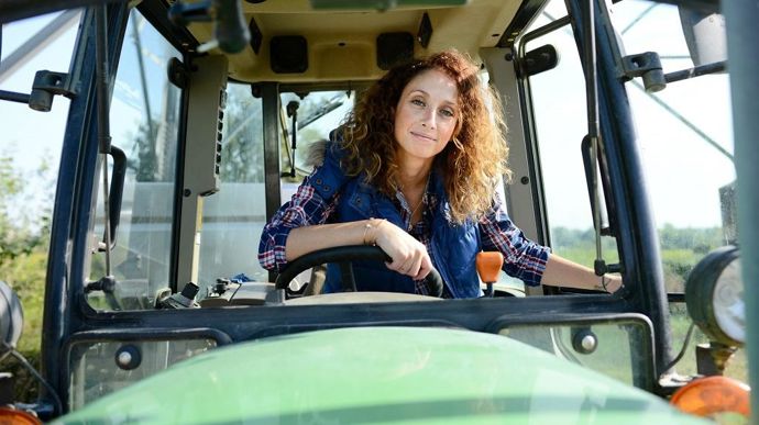 agricultrice-dans-un-tracteur-adobe-stock-wproduction