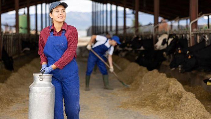 eleveurs-et-salaries-agricoles-filles-en-elevage-AdobeStock-JackF