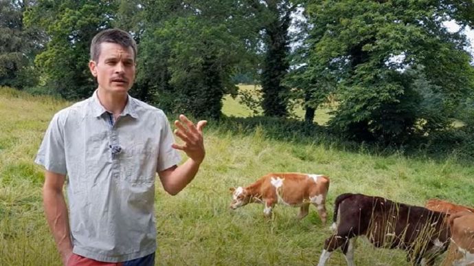 joseph-duhamel-jeune-eleveur-de-vaches-laitieres-tout-herbe-cotes-d-armor