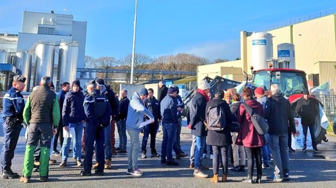 3acf5788-6-des-eleveurs-manifestent-pour-obtenir-de-lactalis-un-meilleur-prix-du-lait