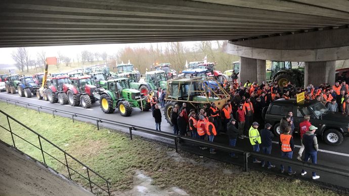 79e229f6-c-de-nombreux-barrages-leves-mais-une-colere-agricole-qui-demeure