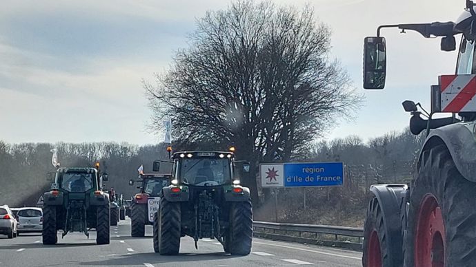 81e2ac49-e-blocages-agricoles-d-autoroutes-pres-de-paris-nouveau-rendez-vous-avec-attal