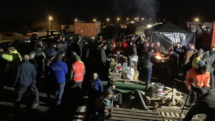 9803f6c5-5-tous-les-syndicats-appellent-a-poursuivre-les-operations-de-blocage