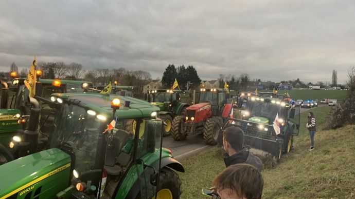 9d7a2d9c-8-les-agriculteurs-resserrent-l-etau-sur-paris-et-lyon-les-tractations-continuent