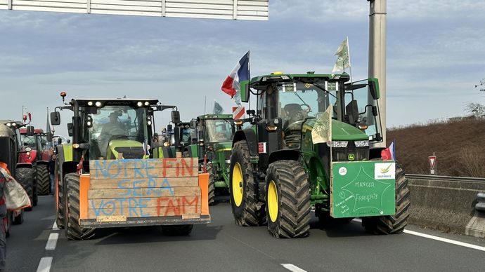 a5b310f2-d-les-agriculteurs-campent-autour-de-paris-le-gouvernement-promet-des-annonces