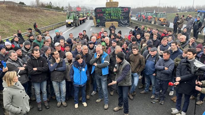 bc48458f-c-chez-les-jeunes-ou-futurs-agriculteurs-passion-et-peur-de-l-avenir-enchevetrees