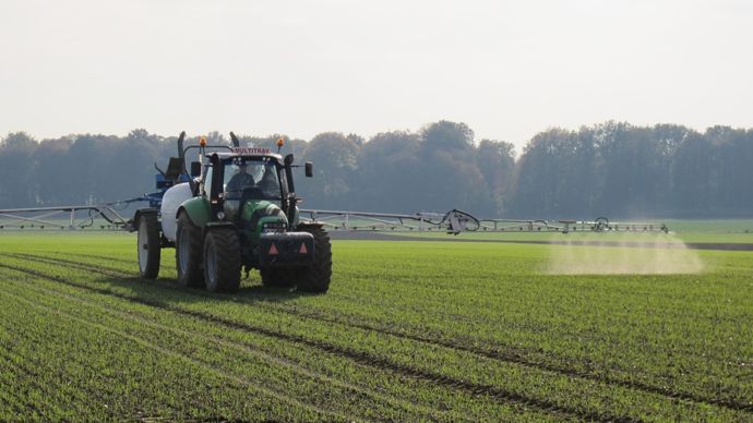 16a9e779-6-face-a-la-colere-agricole-bruxelles-enterre-une-loi-sur-les-produits-phytos