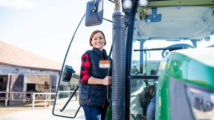 agricultrice-tracteur-adobestock-halfpoint