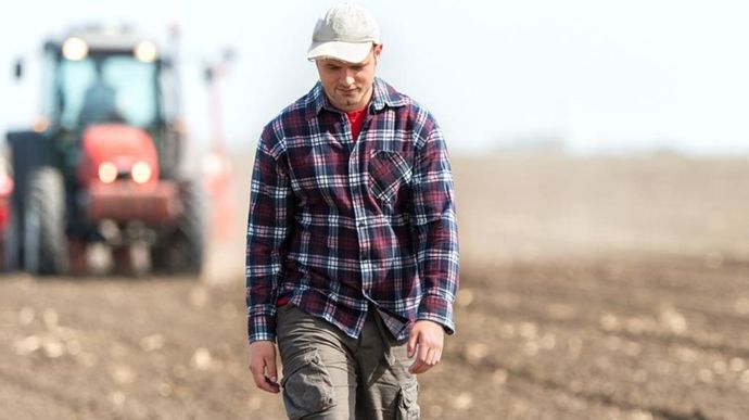 jeune-agriculteur-dans-un-champ