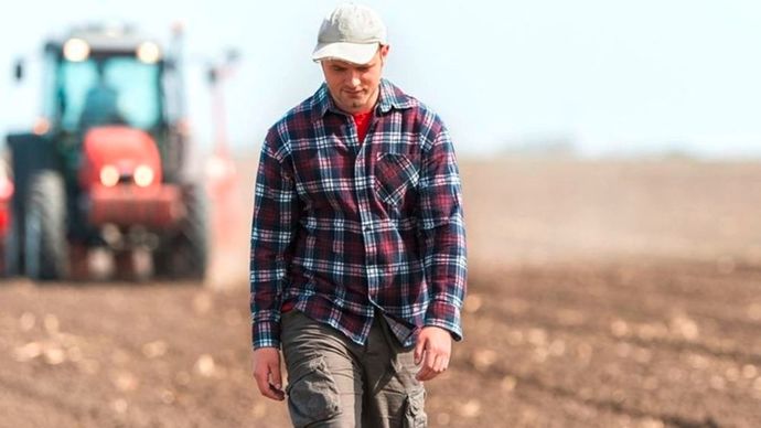 jeune-agriculteur-dans-un-champ