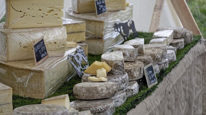 f0d6092c-a-dnc-environ-200-t-de-fromages-de-savoie-stockees-faute-de-pouvoir-etre-ecoulees