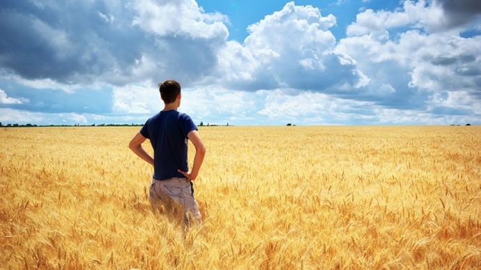jeune-agriculteur-dans-champ-de-ble