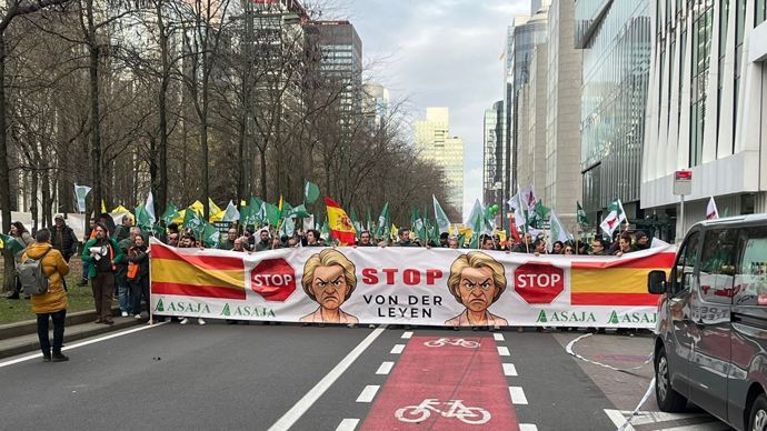 15389cab-d-les-agriculteurs-tonnent-contre-le-mercosur-a-bruxelles