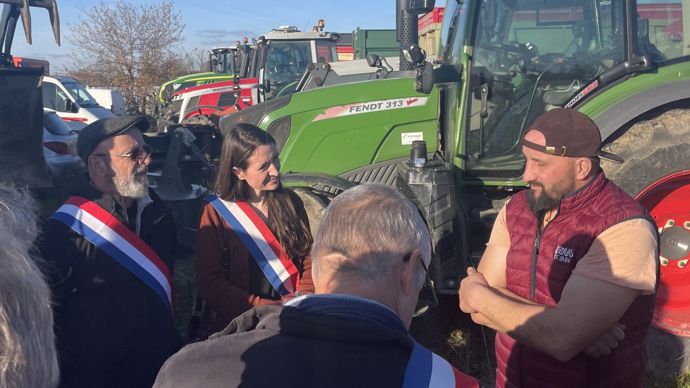 2eab40dc-6-les-agriculteurs-avec-jerome-bayle-bloquent-une-autoroute-au-sud-de-toulouse