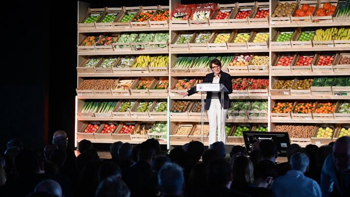 4c85aea8-3-annie-genevard-appelle-au-reveil-face-a-la-guerre-agricole-qui-se-prepare