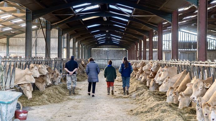 66d8af62-4-dans-le-sud-ouest-genevard-defend-sa-strategie-assure-entendre-les-eleveurs