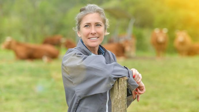 eleveuse-vaches-allaitantes-elitprod-adobestock