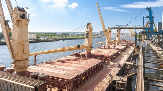 1add74c6-c-lourdeur-des-stocks-et-menaces-americaines-pesent-sur-le-marche-des-grains