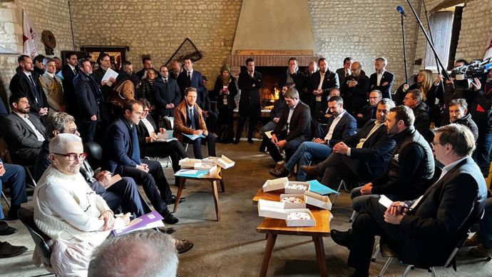 67e43c35-d-pour-ses-cantines-l-etat-ne-devra-plus-se-fournir-en-produits-hors-ue