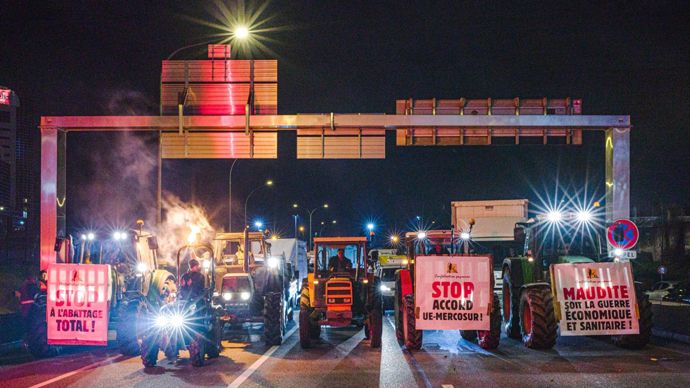 ab7813f9-f-le-monde-agricole-ne-decolere-pas-des-tracteurs-sur-le-peripherique-parisien