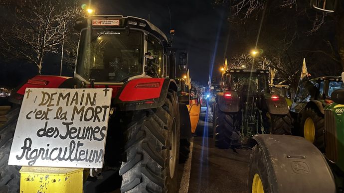 e3b58481-6-les-tracteurs-de-la-fnsea-quittent-l-assemblee-apres-24-heures-de-mobilisation