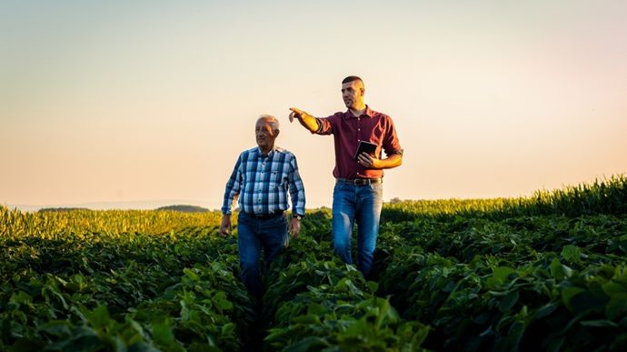 jeune-et-vieil-agriculteur-adobe-stock-zoran-zeremski