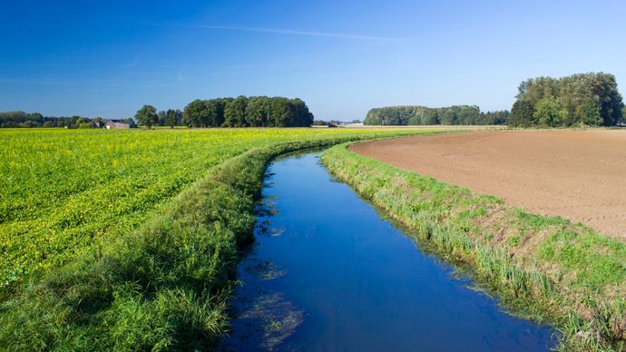 44171869-6-les-ecologistes-veulent-interdire-les-produits-phytos-autour-des-captages