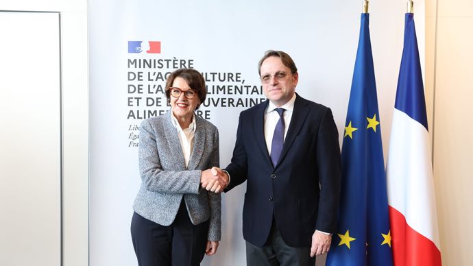 5ffc3429-e-dnc-le-commissaire-europeen-a-la-sante-pret-a-discuter-d-autres-strategies-que-l