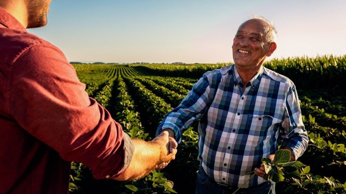 poignee-de-mains-entre-jeune-et-vieil-agriculteur-adobe-stock-zoran-zeremski