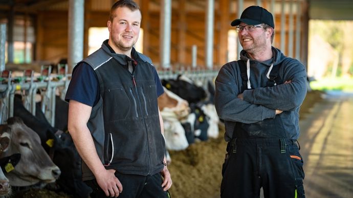 deux-eleveurs-laitiers-adobe-stock-countrypixel