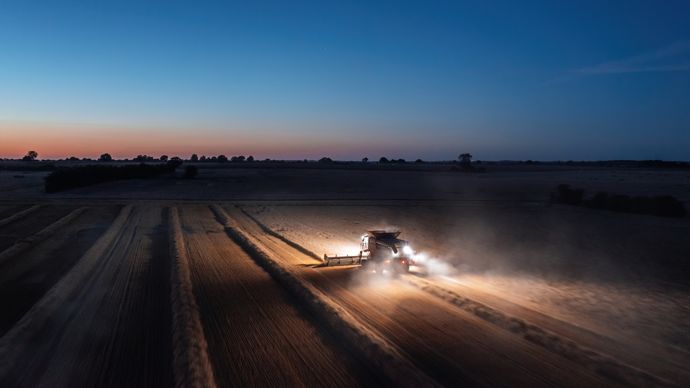 c496aa14-8-moisson-la-nuit-bles-trop-secs-mais-en-souffrance-les-agriculteurs-face-a-une-ca