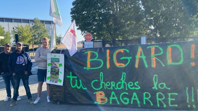 2ed08d4c-6-bigard-doit-revoir-sa-copie-des-eleveurs-manifestent-contre-la-chute-des-cours-d