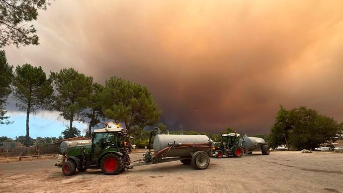7a3c29a8-0-en-gironde-l-appui-essentiel-des-agriculteurs-pour-amener-l-eau-aux-pompiers