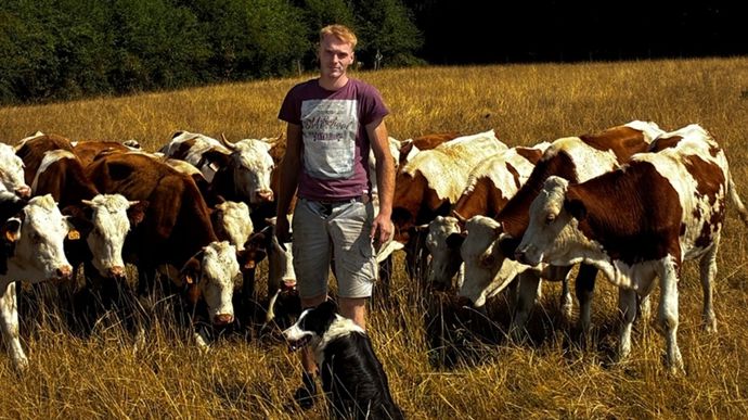 theo-broutchoux-jeune-eleveur-de-vaches-laitieres2