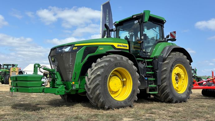 JohnDeere8R