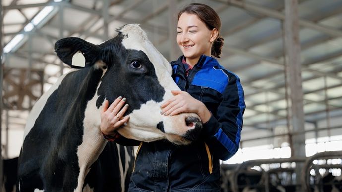 jeune-eleveuse-vaches-laitieres-adobe-stock-Parilov